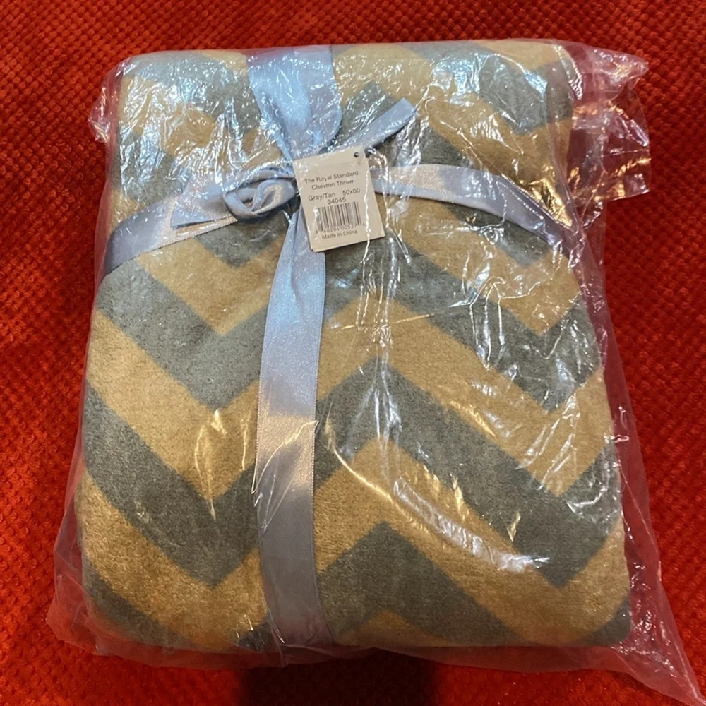 NWT The Royal Standard Chevron Patterned Throw Blanket 50x60 - Picture 3 of 4